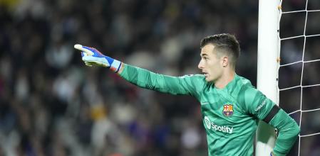 BARCELONA, 28/11/2023.- El portero del Barcelona, Iñaki Peña, durante el partido de la fase de grupos de la Liga de Campeones que FC Barcelona y Oporto disputan hoy martes en el estadio Olímpico de Montjuic. EFE/Siu Wu