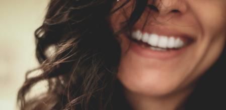 Seguir una correcta higiene bucal es imprescindible para tener un aliento más fresco.