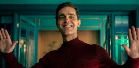 BLUE MONKEYS (L to R) PEDRO ALONSO as BERLíN in episode 02 of BLUE MONKEYS. Cr. TAMARA ARRANZ/NETFLIX © 2023