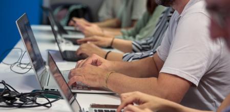 Varias personas usando ordenadores