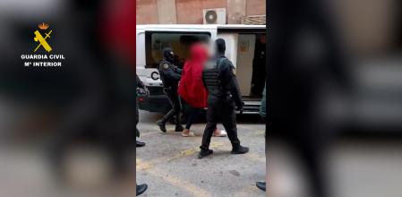 Imagen del traslado de uno de los siete detenidos en la operación 