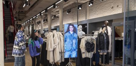 TIENDAS DE ROPA DE BARCELONA DONDE ABUNDA LAS PRENDAS FAST FASHION, FENÓMENO DE PRODUCCIÓN Y CONSUMO MASIVO QUE SE INCREMENTA A LA MISMA VELOCIDAD A LA QUE CAMBIAN LAS TENDENCIAS. TIENDA PRIMARK