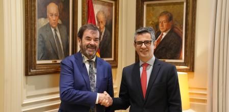 MADRID, 24/11/2023.- El ministro de Presidencia, Justicia y Relaciones con las Cortes, Félix Bolaños, estrecha la mano al presidente del Consejo General del Poder Judicial (CGPJ), Vicente Guilarte, durante el encuentro celebrado este viernes en el inicio de una primera ronda de contactos con el sector de la Justicia. EFE/Raúl Salgado/Pool Moncloa SOLO USO EDITORIAL/SOLO DISPONIBLE PARA ILUSTRAR LA NOTICIA QUE ACOMPAÑA (CRÉDITO OBLIGATORIO)