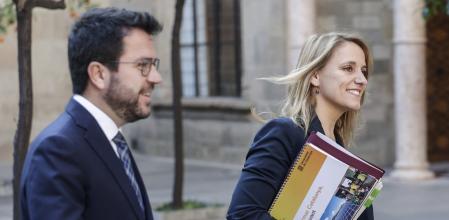 GRAFCAT5633. BARCELONA, 02/02/2023.- El presidente de la Generalitat, Pere Aragonès, acompañado de la consellera de Economía, Natalia Mas (d), a su llegada a la reunión extraordinaria del gobierno catalán en la que se aprobará el proyecto de ley de presupuestos para 2023, fruto de un acuerdo con el PSC y los comunes que aleja la perspectiva de elecciones anticipadas en Cataluña, altera las alianzas con las que empezó la legislatura y ofrece estabilidad a Pedro Sánchez. EFE/Quique García