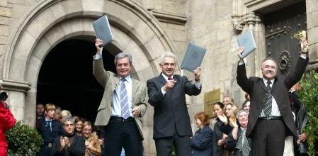 AG- LOS FIRMANTES DEL PACTO DE GOBIERNO PARA EL GOVERN DE LA GENERALITAT DE CATALUNYA, PASQUAL MARAGALL, JOSEP LLUIS CAROD ROVIRA Y JOAN SAURA, POR PSC, ERC, Y ICV, tras firmar en el Salón del Tinell de Barcelona, el acuerdo para la formación del nuevo Gobierno de izquierdas de la Generalitat de Catalunya 