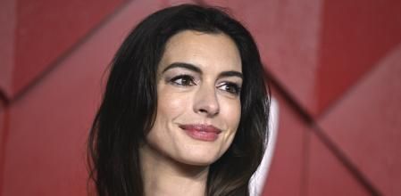 Anne Hathaway en la alfombra roja de los Fashion Awards 2023