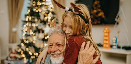 Conviene que los familiares se dirijan de uno en uno y con normalidad a la persona con Alzheimer.