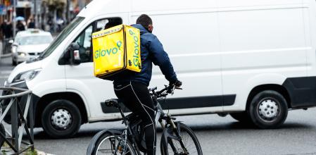 Carlos, un rider de Glovo en Madrid, y hacerle una serie de fotografías para un especial que se publicará para la web