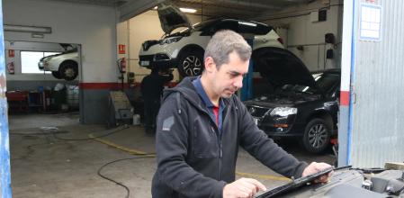 Un trabajador en un taller mecánico en Llufríu.