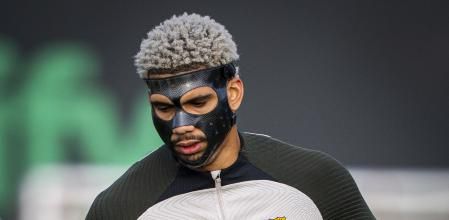 Ronald Araújo entrenando con una máscara protectora