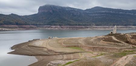 IMAGENES DEL PANTANO DE SAU QUE ACTUALMENTE ESTÁ AL 13,33% DE SU CAPACIDAD. IMAGEN DE LAS  RUINAS DEL CAMPANARIO DEL PUEBLO HUNDIDO DE SANT ROMÀ DE SAU