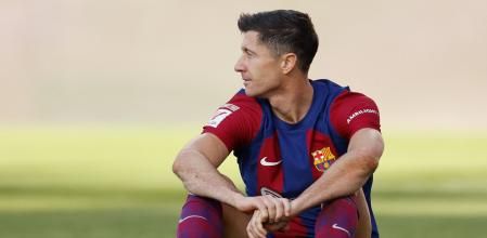 Barcelona's Polish forward #09 Robert Lewandowski looks on during the Spanish league football match between Rayo Vallecano de Madrid and FC Barcelona on November 25, 2023. (Photo by OSCAR DEL POZO / AFP)