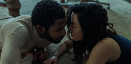 Donald Glover y Maya Erskine.