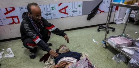 KHAN YUNIS, GAZA - DECEMBER 8: (EDITORS NOTE: Image depicts graphic content) Palestinians injured in an Israeli airstrike arrive at Nasser Medical Hospital on December 08, 2023 in Khan Yunis, Gaza. Israel has stepped up military operations in Gaza after a sustained truce with Hamas did not hold further than a week despite diplomatic talks and captives released. (Photo by Ahmad Hasaballah/Getty Images)