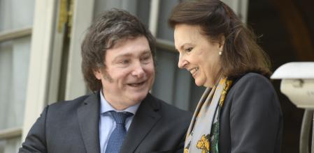 AME3178. BUENOS AIRES (ARGENTINA), 09/12/2023.- El presidente electo de Argentina Javier Milei (der.) es visto junto a Diana Mondino, quien sería Canciller en el nuevo gobierno, en un balcón del Palacio San Martín en la sede de la Cancillería Argentina, hoy en Buenos Aires (Argentina). EFE/ Matías Campaya