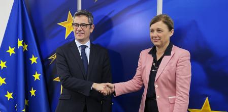 BRUSELAS, 30/11/2023.- El ministro de la Presidencia, Justicia y Relaciones con las Cortes, Félix Bolaños, se reúne este jueves en Bruselas con la vicepresidenta de la Comisión Europea para Valores y Transparencia, Vera Jourová) (d), para explicar el proyecto de ley de amnistía, sobre el que Bruselas se pronunciará cuando concluya su tramitación parlamentaria. EFE/ Pablo Garrigós