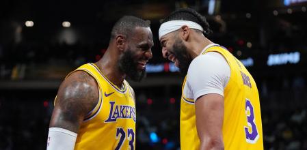 LeBron James y  Anthony Davis celebran la victoria tras el pitido final