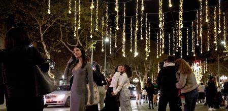 Cientos de personas han esperado a que el semáforo se ponga en rojo para lanzarse a la carretera.