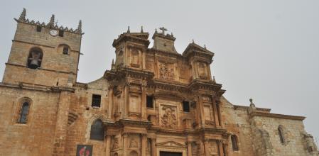La catedral del pequeño pueblo burgalés de Gumiel de Izán está recibiendo una avalancha de turistas al viralizarse su parecido con el tesoro de Petra