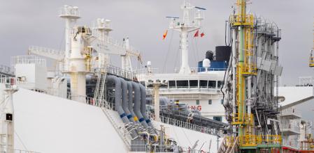 Metanero descargando GNL en El Musel