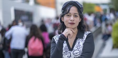 Brenda Navarro, fotografiada en los pasillos de la FIL de Guadalajara 2023