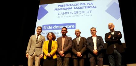 El conseller de Salut, Manel Balcells; los alcaldes de Salt i Girona, Lluc Salellas y Jordi Viñas, respectivamente, y el rector de la UdG, Quim Salvi,  en la presentación del plan funcional del nuevo Trueta
