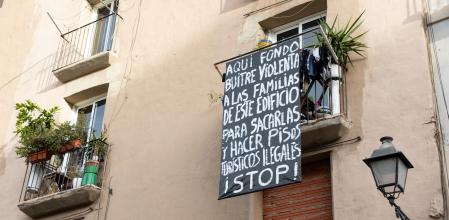 FOTO MARTI GELABERT 11/12/2023 EN LA CALLE D’EN GIRALT EL PELLICER HAY DOS FINCAS (NUMEROS 14 Y 18) DONDE SE LLEVA A CABO ALQUILER TURISTICO DE FORMA ILEGAL. LOS VECINOS DE LA FINCA NUMERO 16 SE QUEJAN DE QUE LES HACEN MOBBING PARA ABANDONAR EL EDIFICIO Y ASI EL PROPIETARIO PODER DESTINARLO A ALQUILER TURISTICO TAMBIEN. LOS VECINOS HAN COLGADO UNA PANCARTA PARA DENUNCIAR LA SITUACION