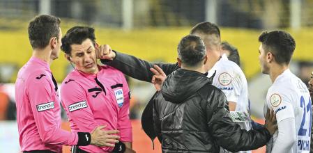 El presidente del Ankaragücü, Faruk Koca, da un puñetazo al árbitro Halil Umut Meler tras el partido.