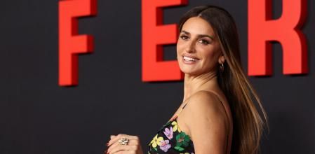 Penélope Cruz con su melena sirena y mechas balayage en el estreno de 'Ferrari' en Los Ángeles