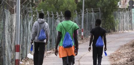 -FOTODELDÍA- LA LAGUNA (TENERIFE), 09/10/2023.- Cuatro jóvenes africanos caminan por el exterior del centro de acogida de Las Raíces, en La Laguna (Tenerife), donde han sido alojados buena parte de las personas que han llegado en los últimos días en cayuco a El Hierro y Tenerife. EFE/Alberto Valdés