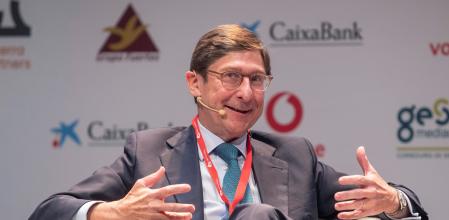 MURCIA, 14/12/2021.- El presidente de la Caixabank, José Ignacio Goirigolzarri, participa este martes de la mesa de debate,
