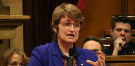 La consellera d'Educació, Anna Simó, respon a les preguntes dels diputats.