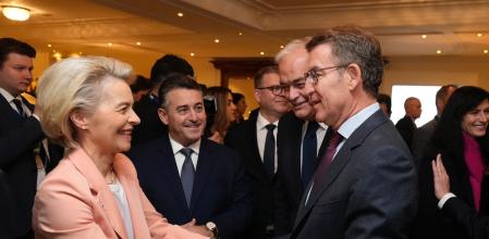 Alberto Núñez Feijóo, acompañado por Esteban González Pons, saluda a la presidente de la Comisión Europea, Ursula Von der Layen