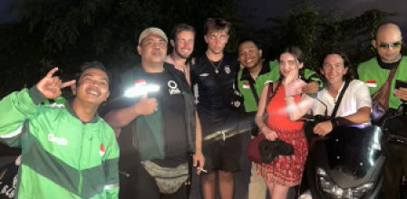 Todos los trabajadores locales que participaron de la búsqueda del smartphone, junto a los turistas