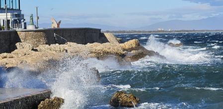Mañana movida en el mar en L'Escala.