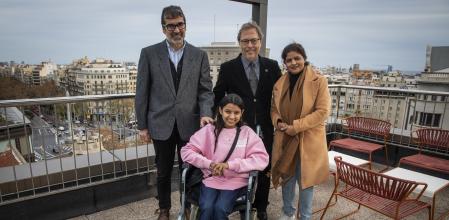 13 - 12 - 2023 / Barcelona / niña pakistaní, que ha sido operada en España gracias a la oenegé Cuida'm y el doctor Cambra. Hemos quedado en el despacho de Josep Santacreus / Foto: Llibert Teixidó