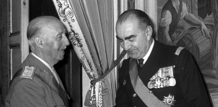 MADRID, 6-1-1969.- EL JEFE DEL ESTADO, FRANCISCO FRANCO, RECIBE EN EL PALACIO DE EL PARDO A UNA REPRESENTACION DE LOS TRES EJERCITOS ESPAÑOLES, CON MOTIVO DE LA PASCUA MILITAR. EN LA FOTO, SALUDA AL ALMIRANTE CARRERO BLANCO. EFE.
