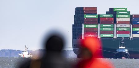 Arcadia (Usa), 29/03/2022.- The US Coast Guard uses tug boats to attempt to free the 1,100-foot container ship Ever Forward, which ran aground more than two weeks ago in the Chesapeake Bay two miles offshore of Arcadia, Maryland, USA, 29 March 2022. Nearly a year ago its sister ship, Ever Given, got stuck in the Suez Canal, blocking ship traffic for almost a week. (Estados Unidos) EFE/EPA/JIM LO SCALZO