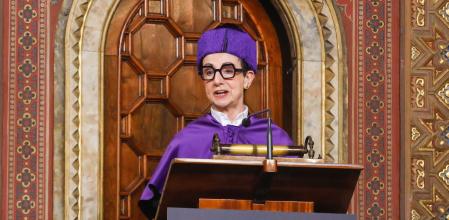 La chef Carme Ruscalleda, se dirige al paraninfo de la Universidad de Barcelona ya investida como doctora honoris causa