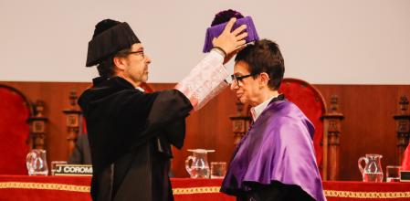 El rector de la Universidad de Barcelona, Joan Guàrdia, coloca el birrete a la chef Carme Ruscalleda