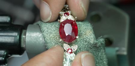 Los más intesos rubíes en rojo sangre pichón y tallas deliciosas brilan en la alta joyería
