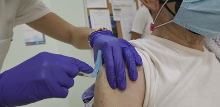 SALAMANCA, 10/10/2023.- Se pone en marcha en Salamanca la campaña de vacunación frente a gripe y COVID-19 en los centros de salud esta vacuna va dirigida a aquellos grupos con mayor riesgo de complicaciones en caso de padecer la infección por gripe y a las personas que pueden transmitirla a otras con un alto riesgo de complicaciones. EFE/J.M.GARCIA