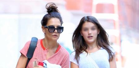 La joven y su madre son como dos gotas de agua.