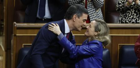 MADRID, 20/12/2023.- El presidente del Gobierno, Pedro Sánchez (i), y la vicepresidenta primera y ministra de Economía, Nadia Calviño, al inicio de la sesión de control al Gobierno que este miércoles celebra el Congreso, donde informa sobre los últimos consejos europeos. EFE/ Chema Moya