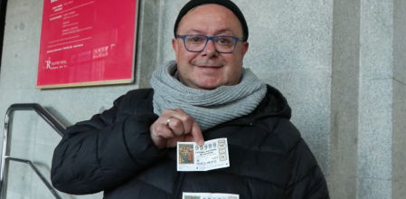 Jesús tiene el número 00000 y es el primero en la cola para entrar al sorteo de la Lotería de Navidad 2023