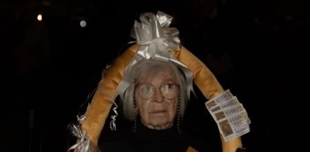 Los disfraces más originales del público de la lotería de Navdad en el Teatro Real de Madrid