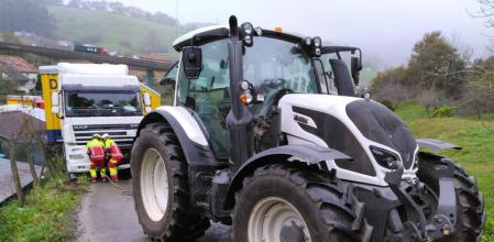 Trailer atascado en una pista de Ampuero, en Cantabria