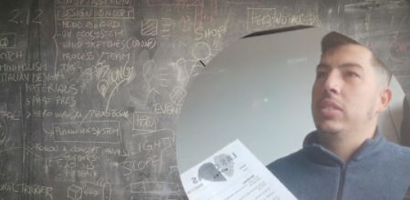 Juan dando 'las otras notas' a sus alumnos