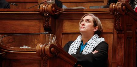 Ada Colau, con semblante serio, esta mañana en el pleno del Ayuntamiento de Barcelona