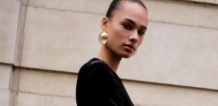 Minivestido de terciopelo con detalle de abertura en el lateral (29,95 euros)